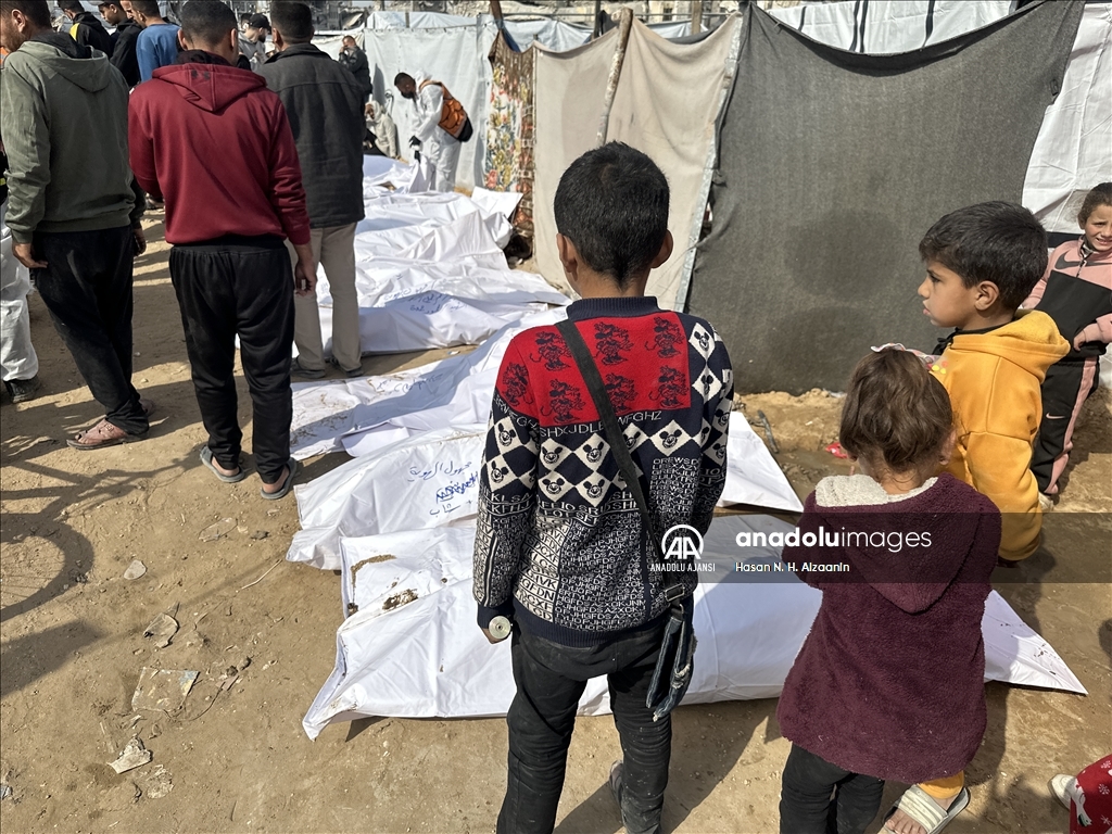 İsrail saldırılarında öldürülüp toplu mezara defnedilen onlarca Gazzelinin naaşına ulaşıldı