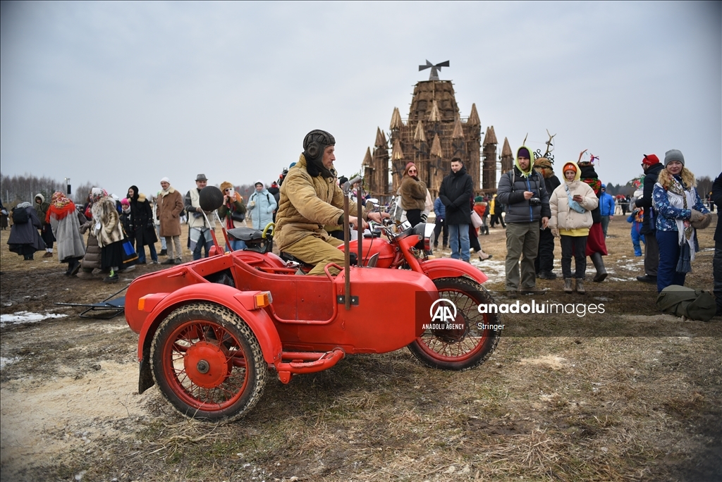 Жители России собираются на Масленицу, чтобы отпраздновать приход весны