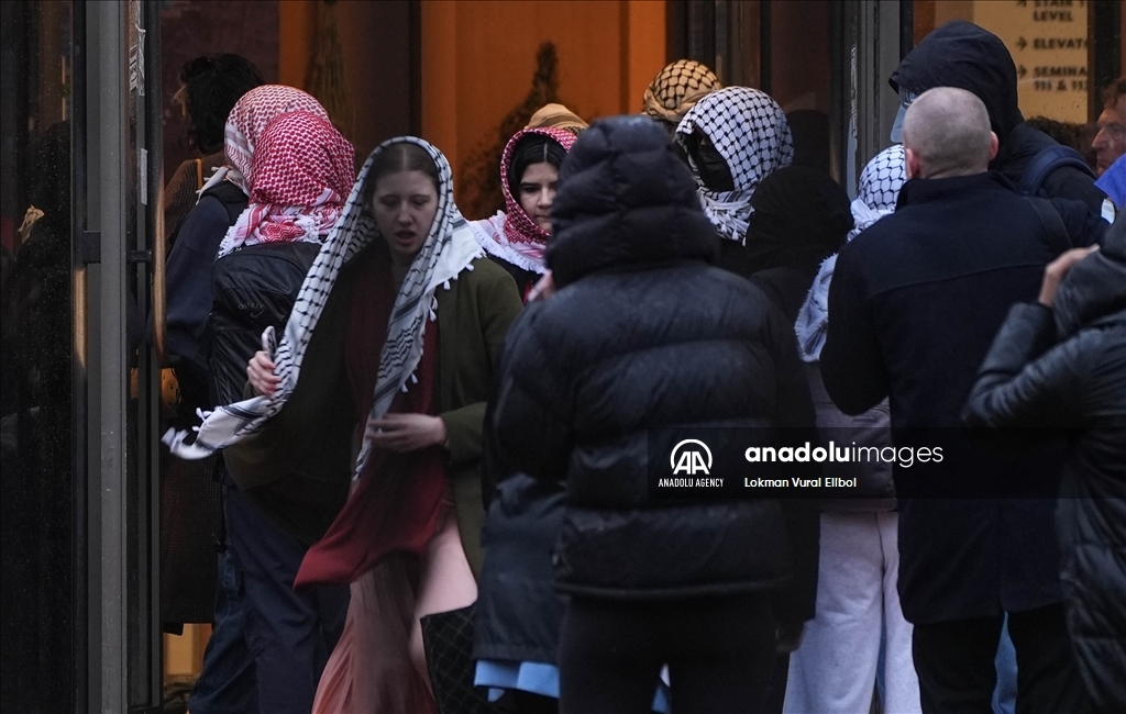 طلاب جامعة كولومبيا يستأنفون الاحتجاجات على زيارة بينيت والشرطة تتدخل