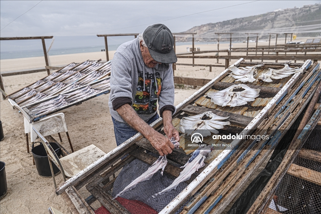 Portekiz'in Atlantik Okyanusu kıyısındaki Nazare şehrindeki kuru balık pazarı