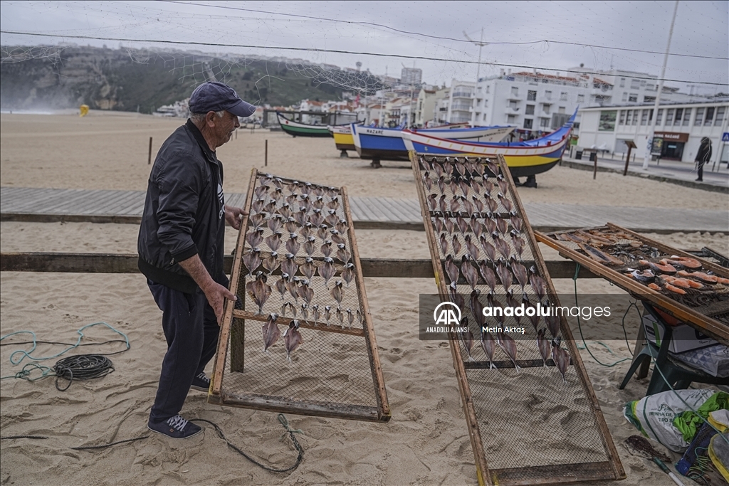 Portekiz'in Atlantik Okyanusu kıyısındaki Nazare şehrindeki kuru balık pazarı