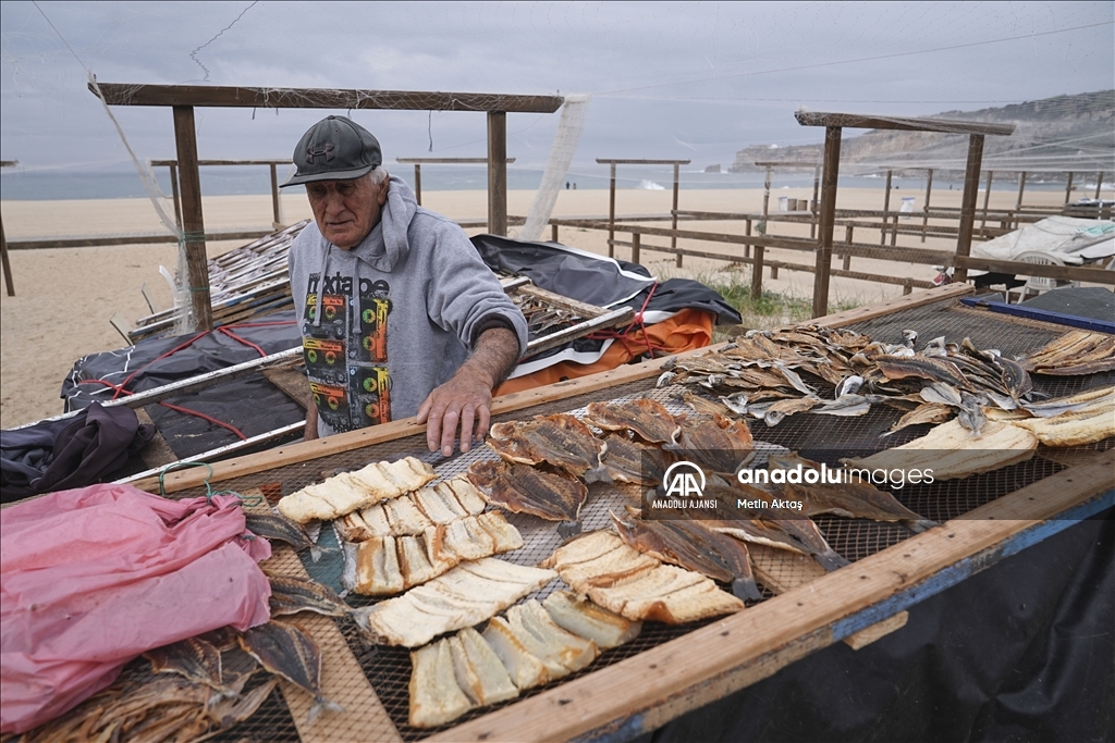 Portekiz'in Atlantik Okyanusu kıyısındaki Nazare şehrindeki kuru balık pazarı