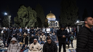 Binlerce Filistinli, Mescid-i Aksa’da teravih namazı kıldı