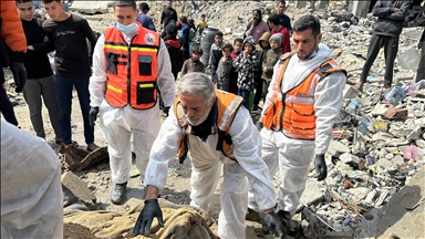 Gazze'de İsrail saldırılarında öldürülen ve geçici mezarlara defnedilen Filistinlilerin naaşları çıkarıldı