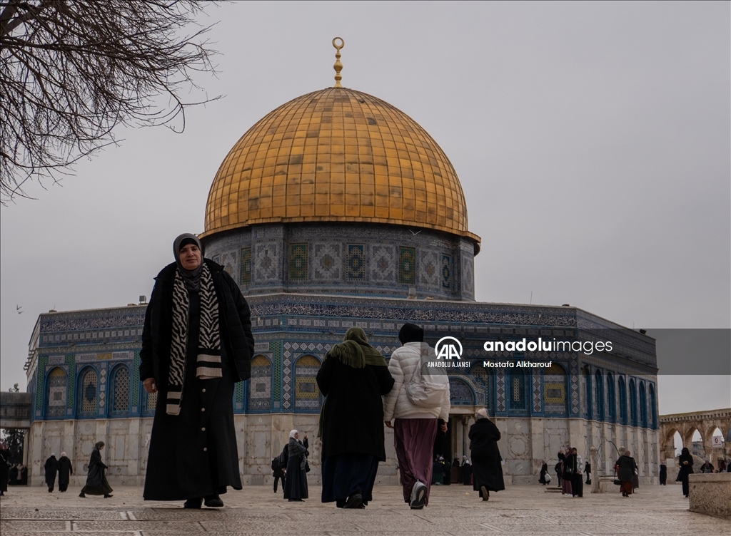 İsrail'in kısıtlamalarına rağmen binlerce Filistinli ramazan ayının ilk cuma namazını Mescid-i Aksa'da eda etti