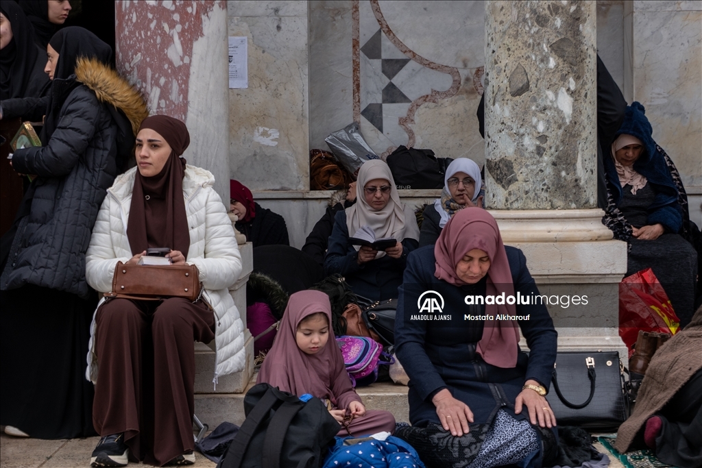 İsrail'in kısıtlamalarına rağmen binlerce Filistinli ramazan ayının ilk cuma namazını Mescid-i Aksa'da eda etti