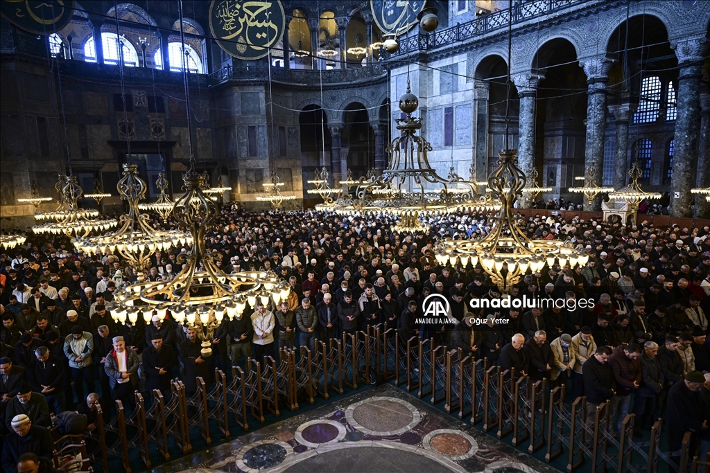 Ayasofya-i Kebir Cami-i Şerifi'nde ramazanın ilk cuma namazı kılındı