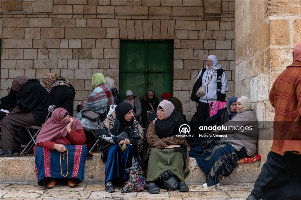İsrail'in kısıtlamalarına rağmen binlerce Filistinli ramazan ayının ilk cuma namazını Mescid-i Aksa'da eda etti