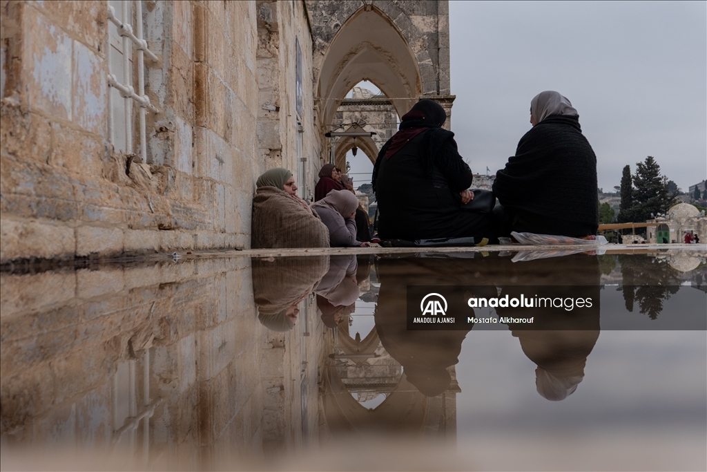İsrail'in kısıtlamalarına rağmen binlerce Filistinli ramazan ayının ilk cuma namazını Mescid-i Aksa'da eda etti