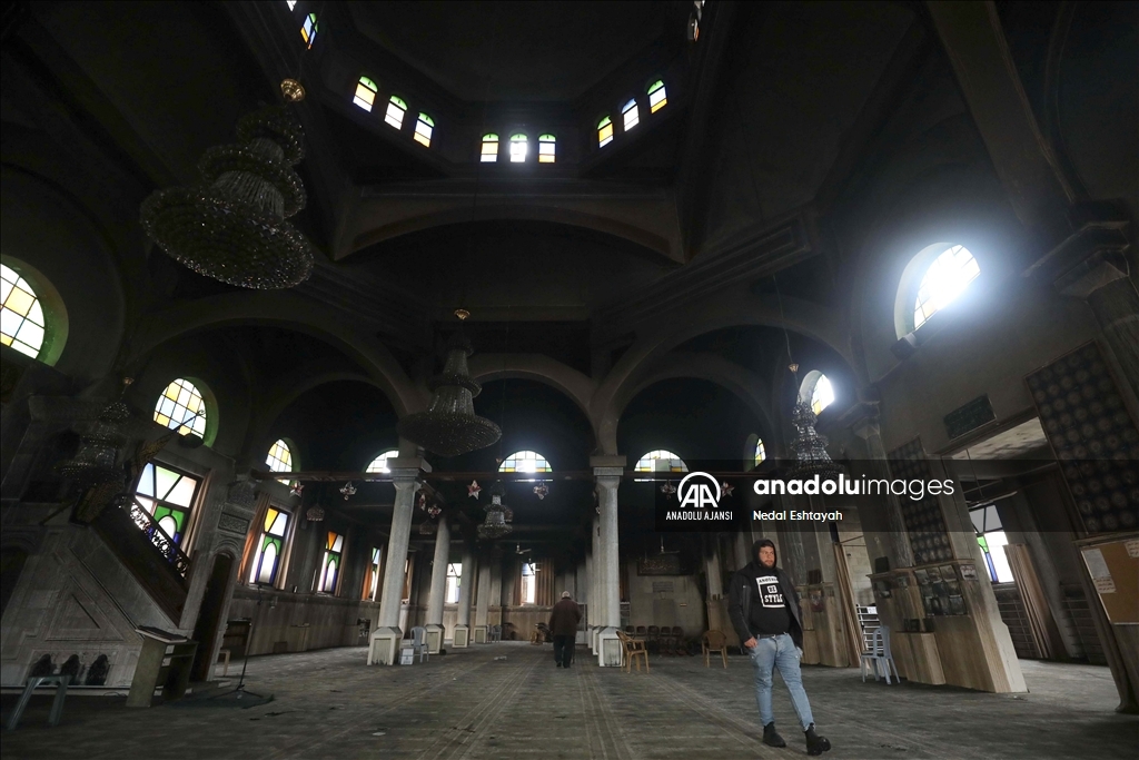 İsrail güçleri Batı Şeria'da camilere baskın yaparak birini ateşe verdi