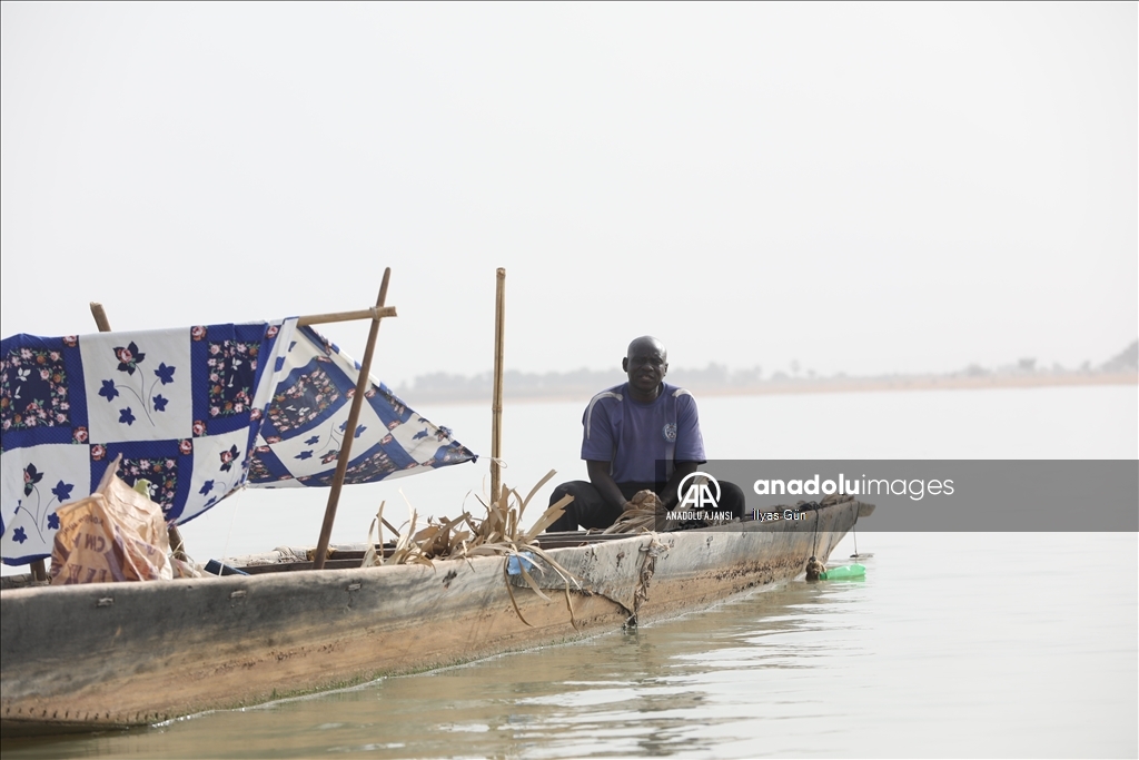 Mali halkı Nijer Nehri'nde balıkçılık yaparak geçimini sağlıyor