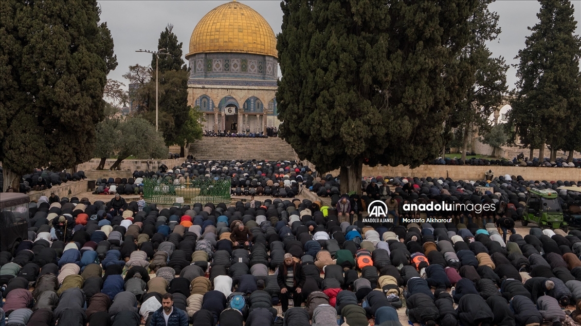 İsrail'in kısıtlamalarına rağmen binlerce Filistinli ramazan ayının ilk cuma namazını Mescid-i Aksa'da eda etti
