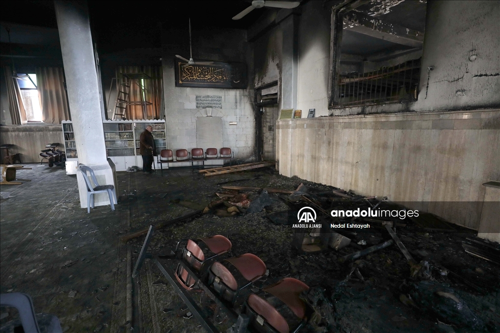 İsrail güçleri Batı Şeria'da camilere baskın yaparak birini ateşe verdi