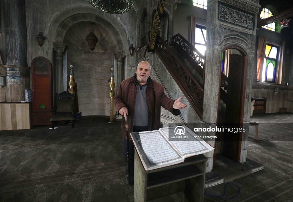 İsrail güçleri Batı Şeria'da camilere baskın yaparak birini ateşe verdi