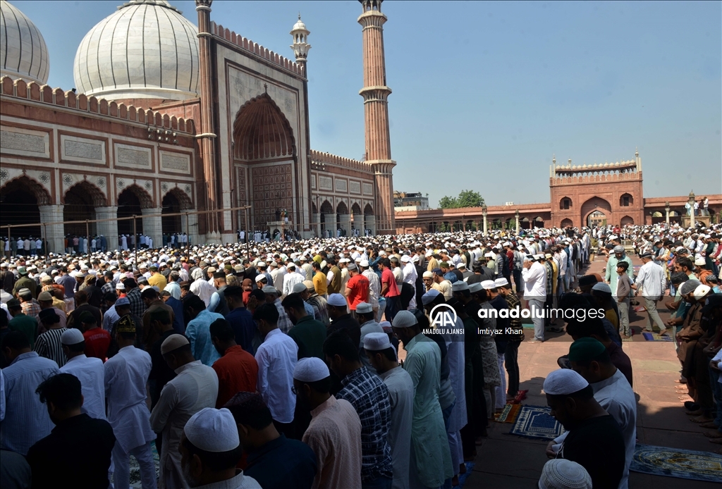 Hindistan'da Müslümanlar Ramazan ayının ilk cuma namazını kıldı