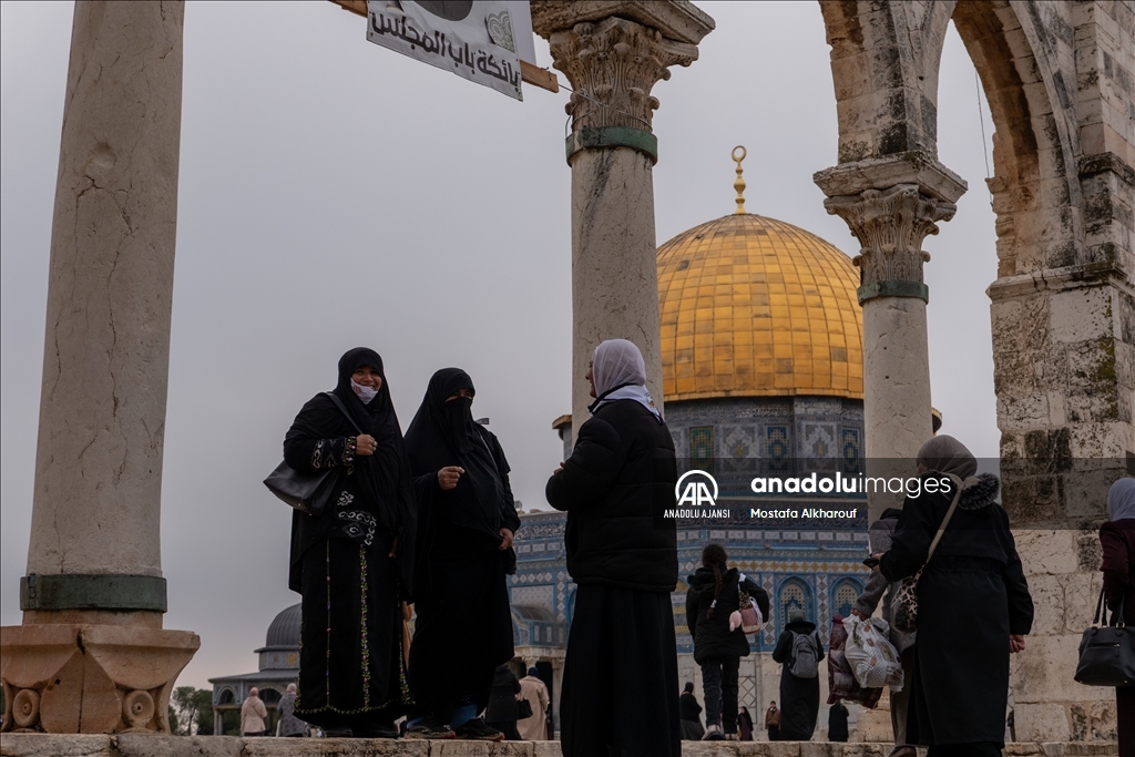 İsrail'in kısıtlamalarına rağmen binlerce Filistinli ramazan ayının ilk cuma namazını Mescid-i Aksa'da eda etti