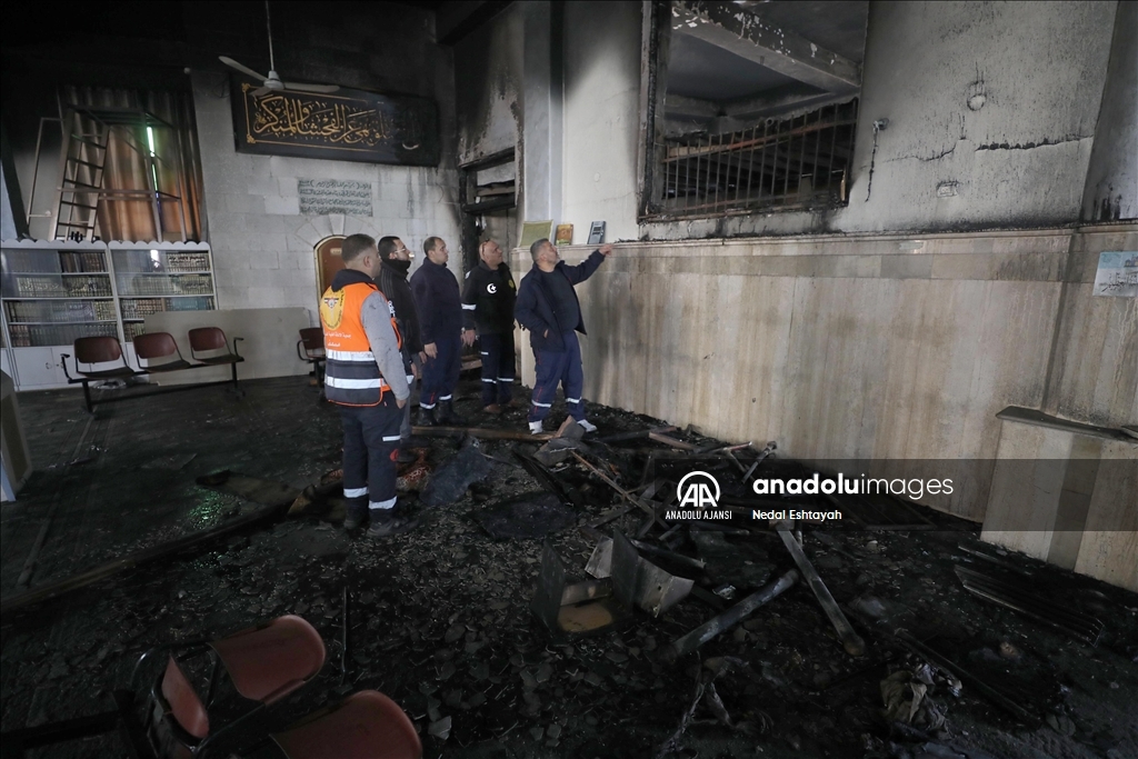 İsrail güçleri Batı Şeria'da camilere baskın yaparak birini ateşe verdi