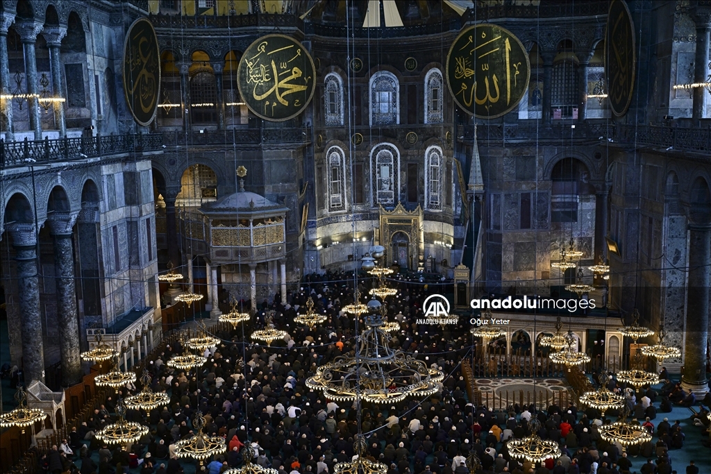 Ayasofya-i Kebir Cami-i Şerifi'nde ramazanın ilk cuma namazı kılındı
