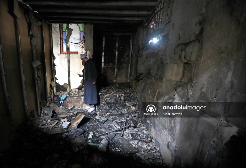 İsrail güçleri Batı Şeria'da camilere baskın yaparak birini ateşe verdi