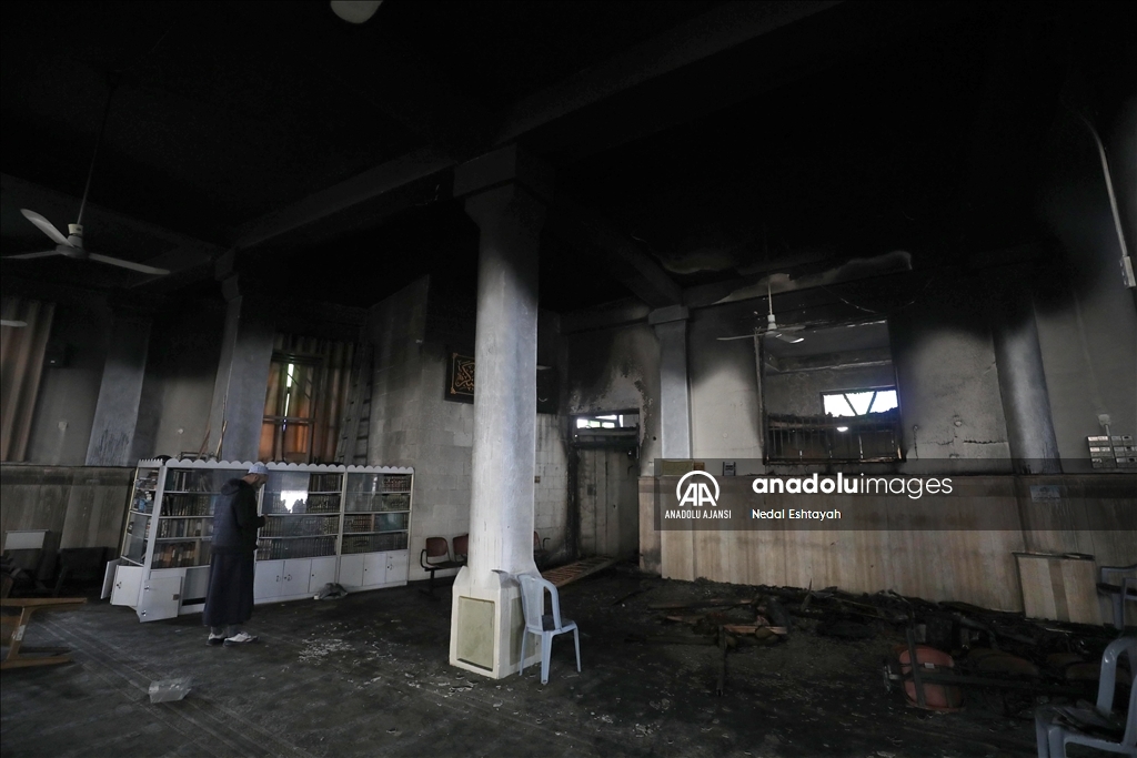 İsrail güçleri Batı Şeria'da camilere baskın yaparak birini ateşe verdi