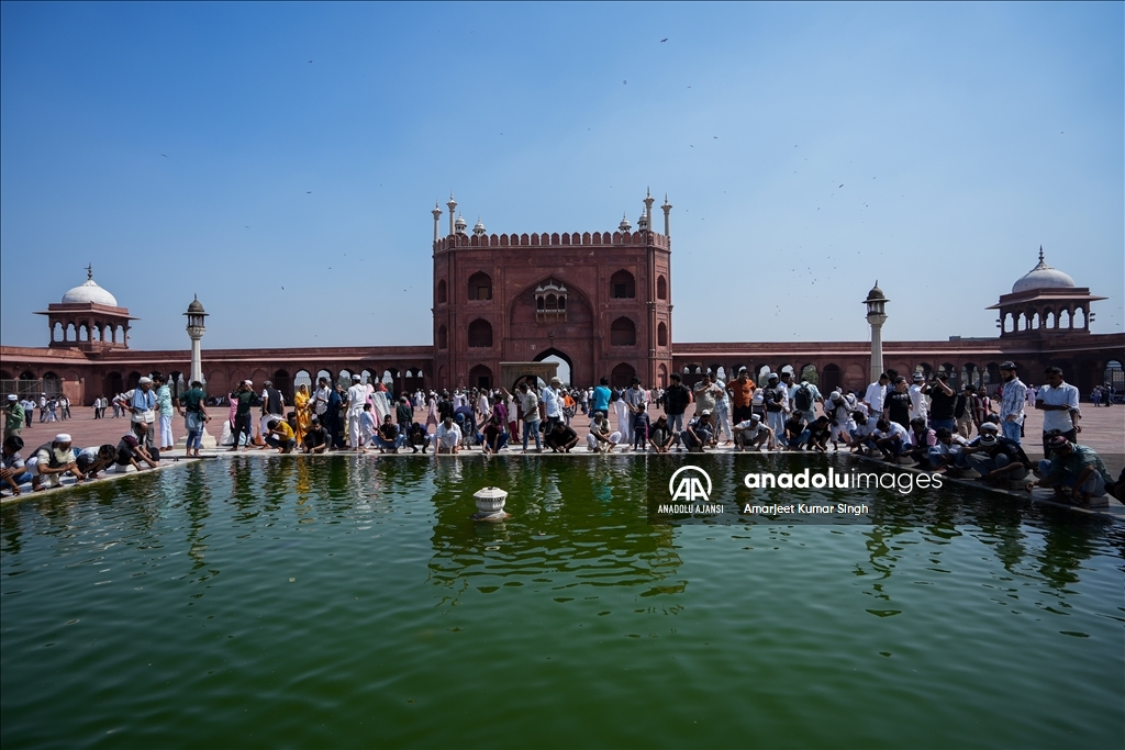 Hindistan'da Müslümanlar Ramazan ayının ilk cuma namazını kıldı