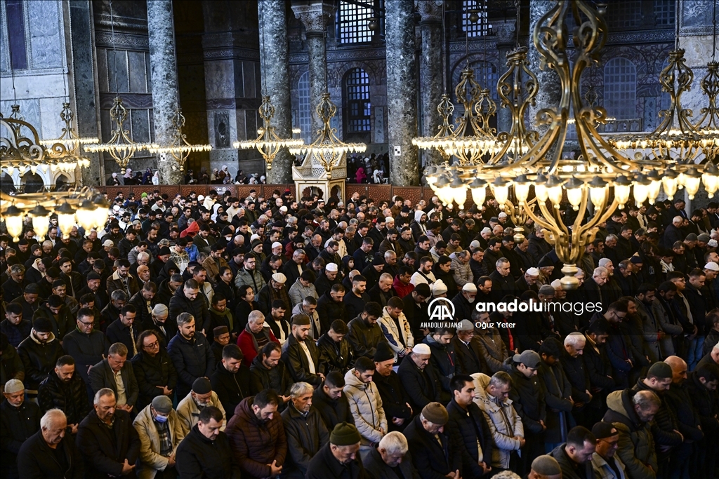 Ayasofya-i Kebir Cami-i Şerifi'nde ramazanın ilk cuma namazı kılındı