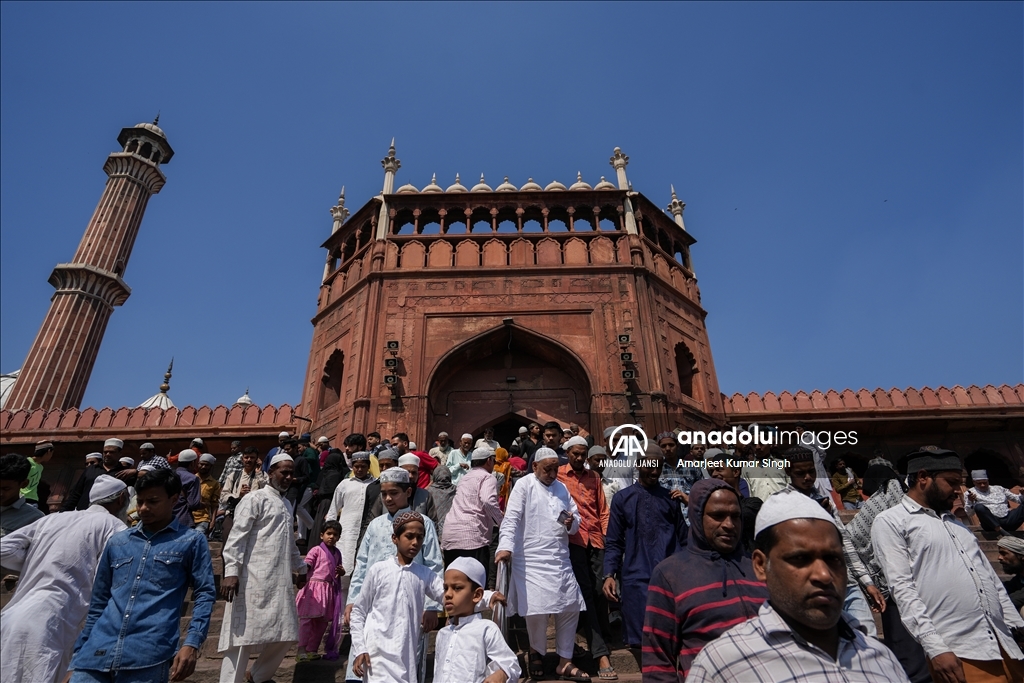 Hindistan'da Müslümanlar Ramazan ayının ilk cuma namazını kıldı