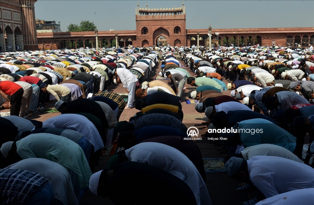 Hindistan'da Müslümanlar Ramazan ayının ilk cuma namazını kıldı