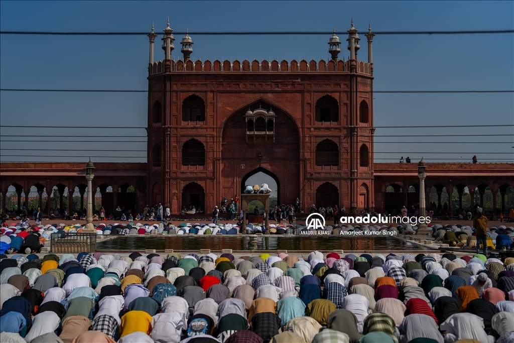 Hindistan'da Müslümanlar Ramazan ayının ilk cuma namazını kıldı