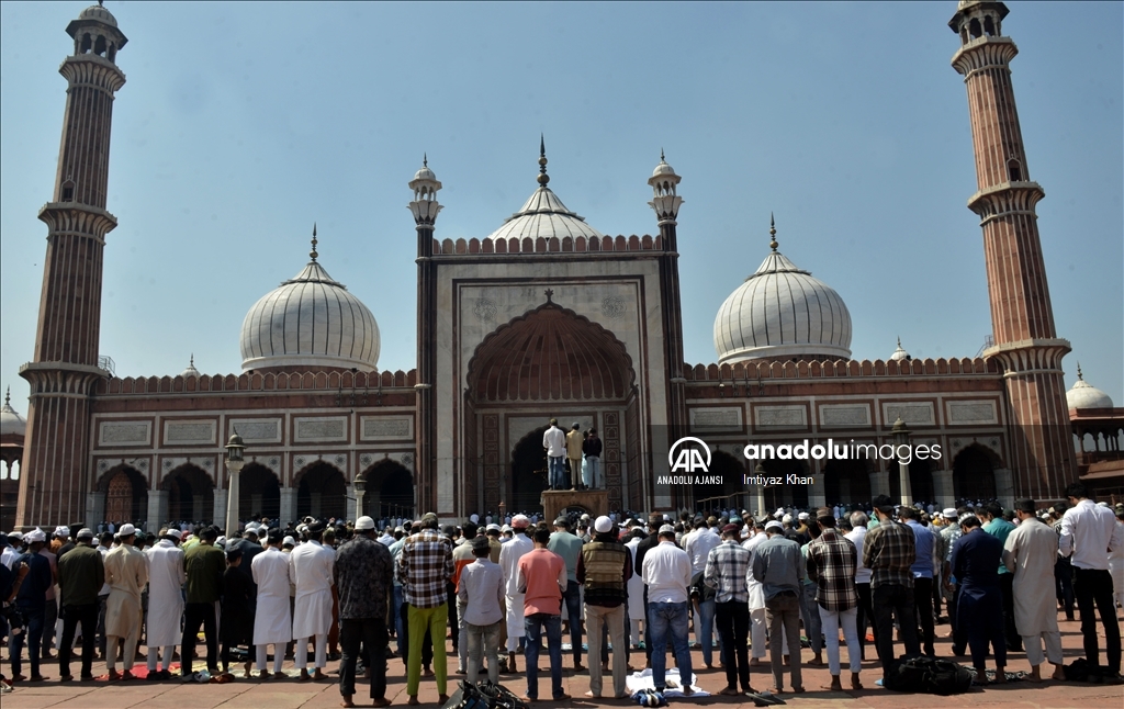 Hindistan'da Müslümanlar Ramazan ayının ilk cuma namazını kıldı