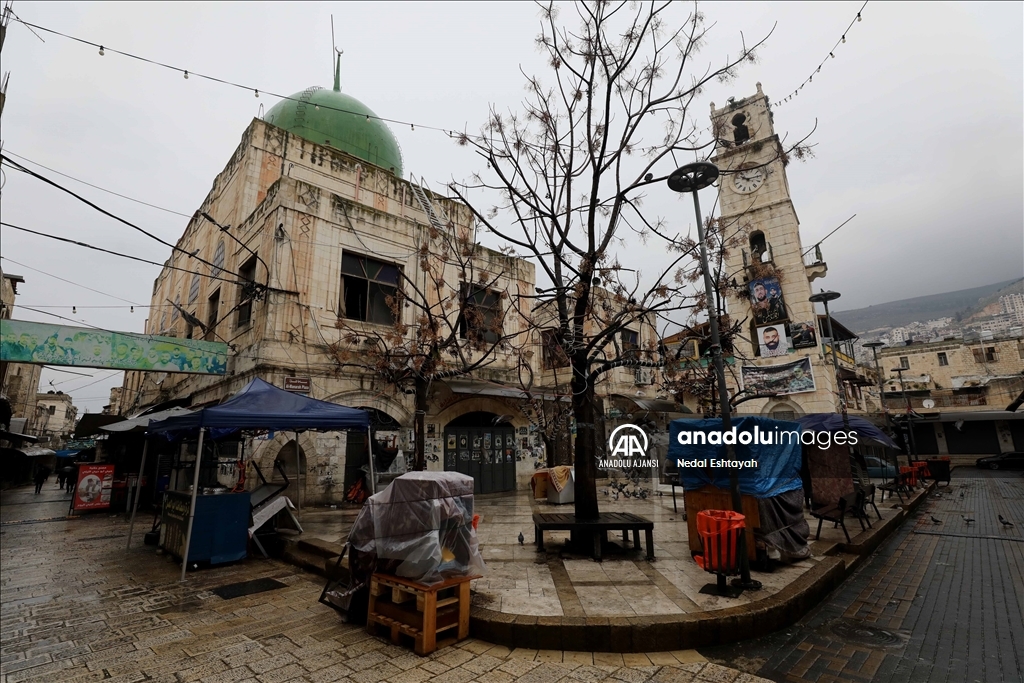 İsrail güçleri Batı Şeria'da camilere baskın yaparak birini ateşe verdi