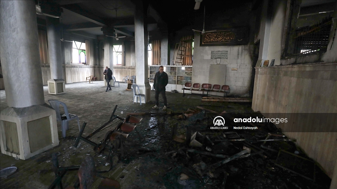 İsrail güçleri Batı Şeria'da camilere baskın yaparak birini ateşe verdi