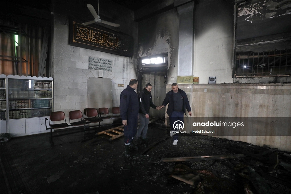 İsrail güçleri Batı Şeria'da camilere baskın yaparak birini ateşe verdi