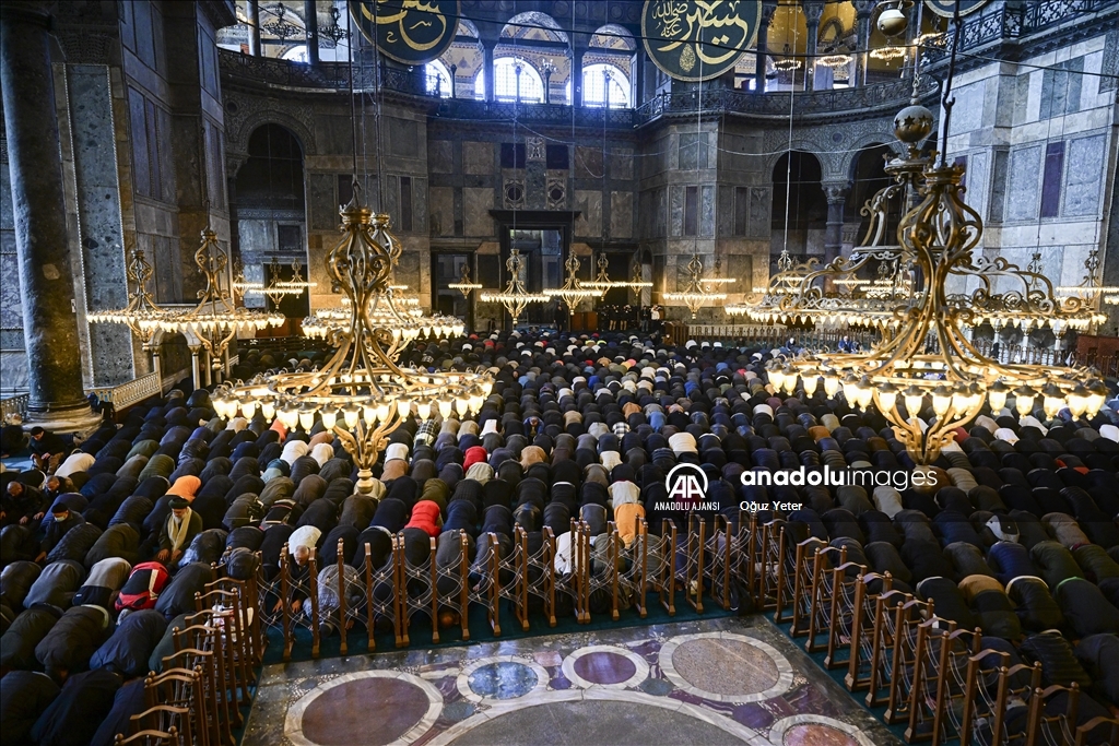 Ayasofya-i Kebir Cami-i Şerifi'nde ramazanın ilk cuma namazı kılındı