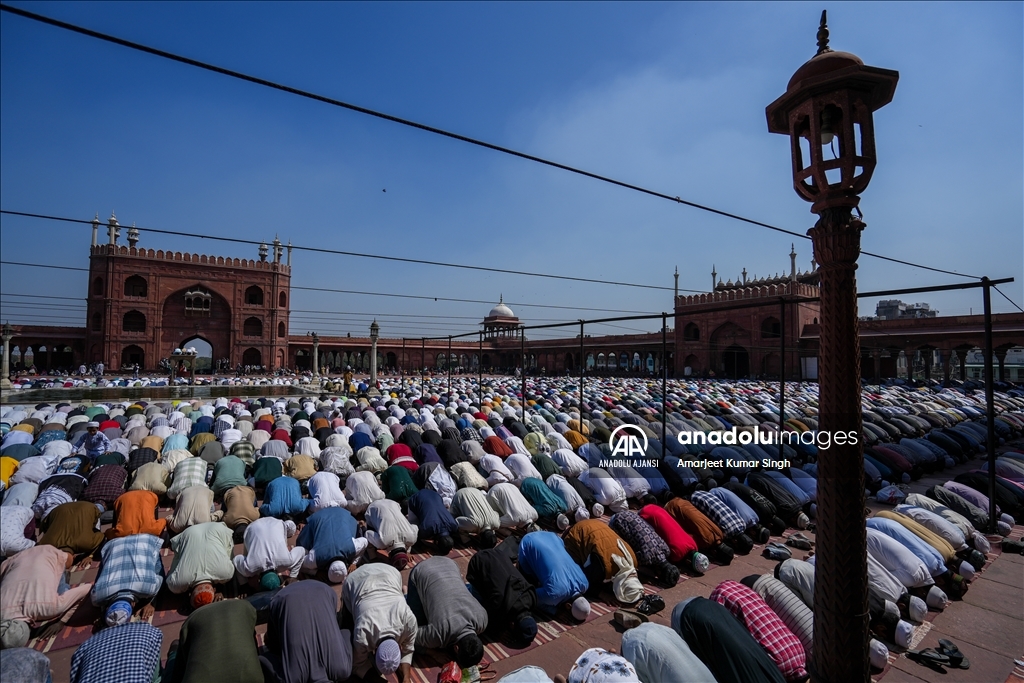 Hindistan'da Müslümanlar Ramazan ayının ilk cuma namazını kıldı