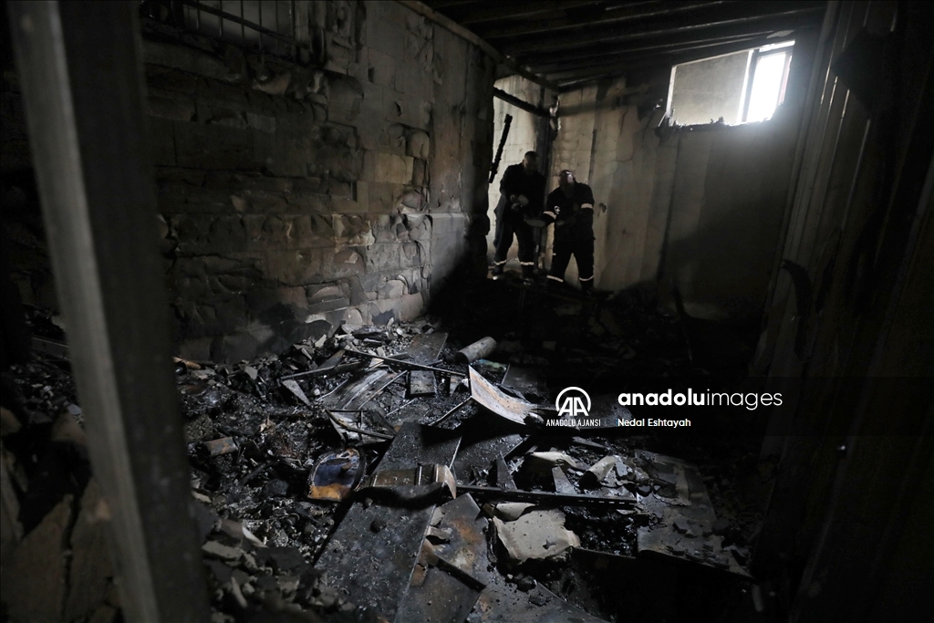 İsrail güçleri Batı Şeria'da camilere baskın yaparak birini ateşe verdi