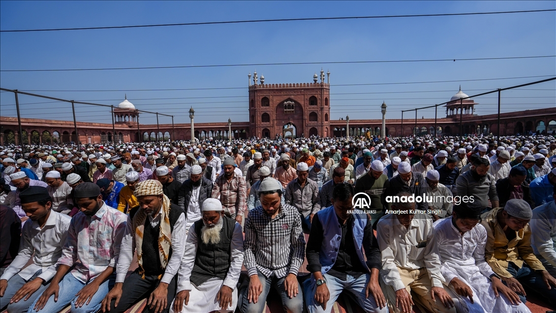 Hindistan'da Müslümanlar Ramazan ayının ilk cuma namazını kıldı