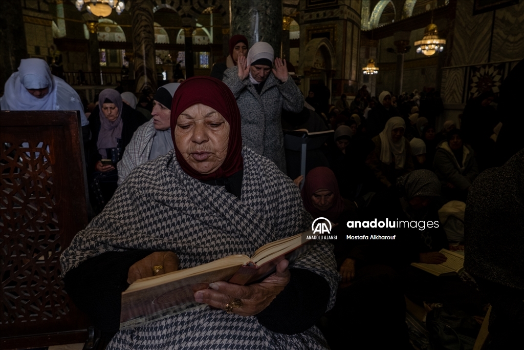 İsrail'in kısıtlamalarına rağmen binlerce Filistinli ramazan ayının ilk cuma namazını Mescid-i Aksa'da eda etti