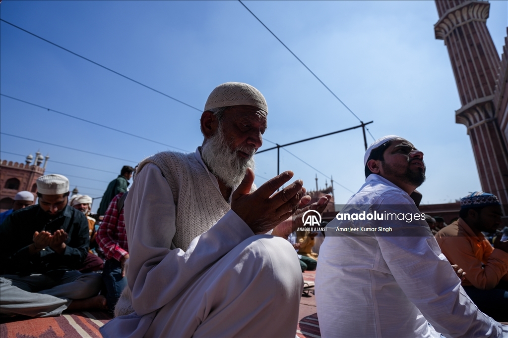 Hindistan'da Müslümanlar Ramazan ayının ilk cuma namazını kıldı