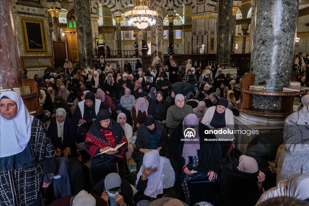 İsrail'in kısıtlamalarına rağmen binlerce Filistinli ramazan ayının ilk cuma namazını Mescid-i Aksa'da eda etti