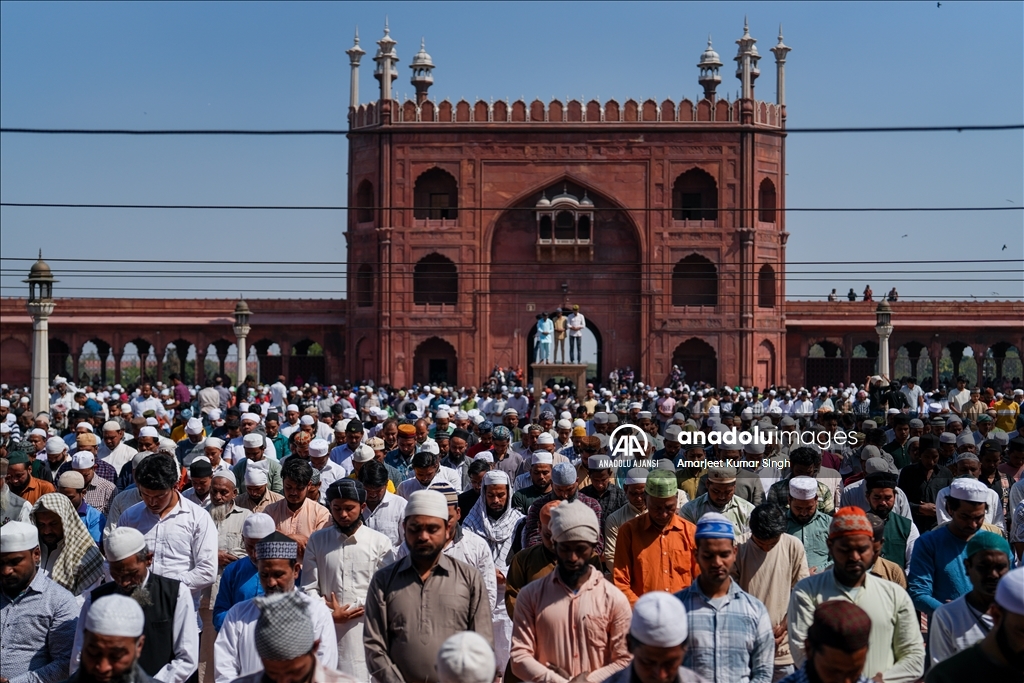 Hindistan'da Müslümanlar Ramazan ayının ilk cuma namazını kıldı