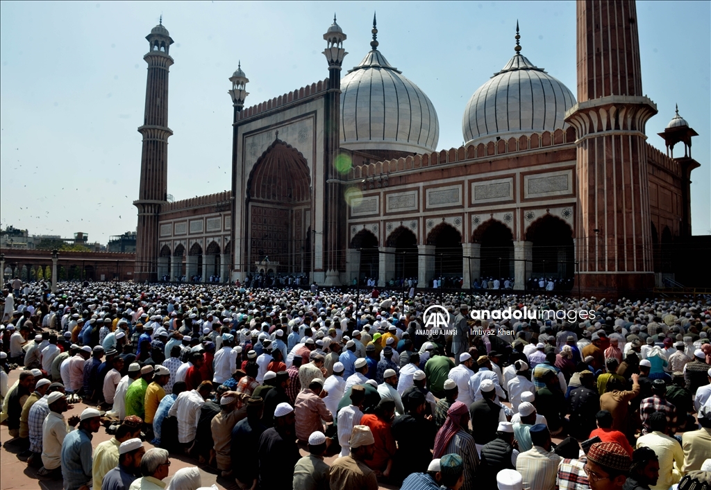 Hindistan'da Müslümanlar Ramazan ayının ilk cuma namazını kıldı