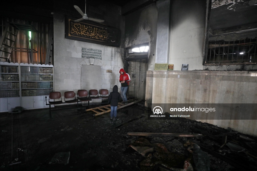 İsrail güçleri Batı Şeria'da camilere baskın yaparak birini ateşe verdi