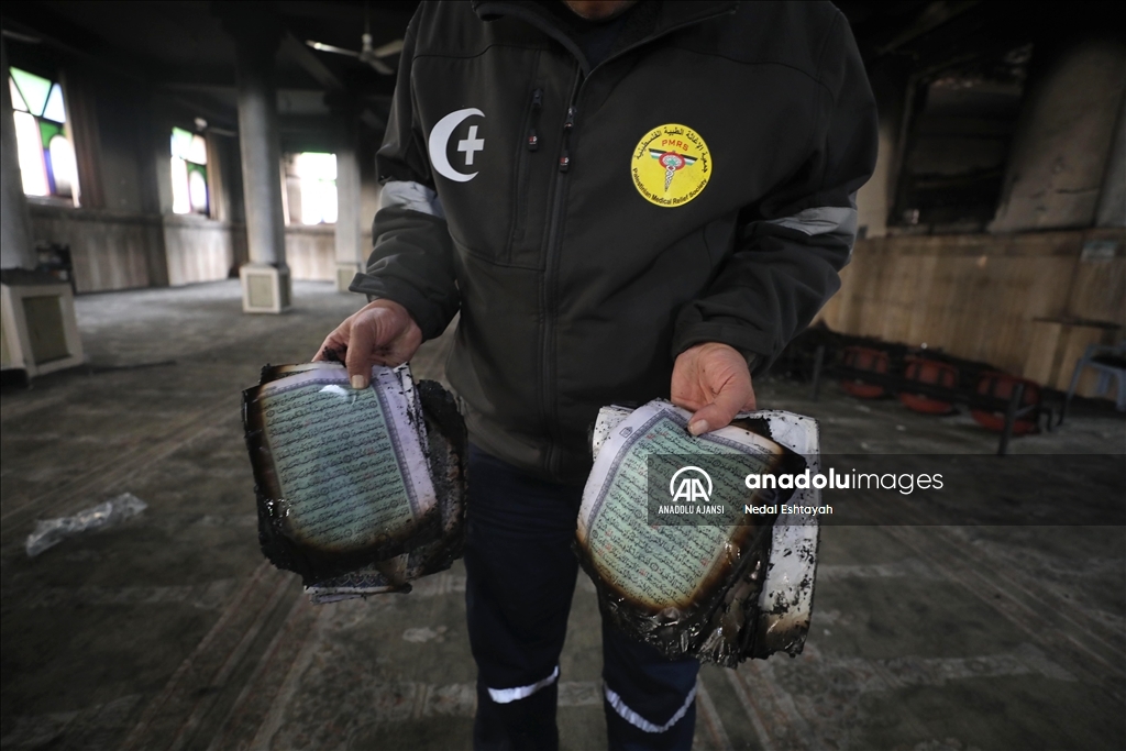 İsrail güçleri Batı Şeria'da camilere baskın yaparak birini ateşe verdi