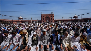 Hindistan'da Müslümanlar Ramazan ayının ilk cuma namazını kıldı