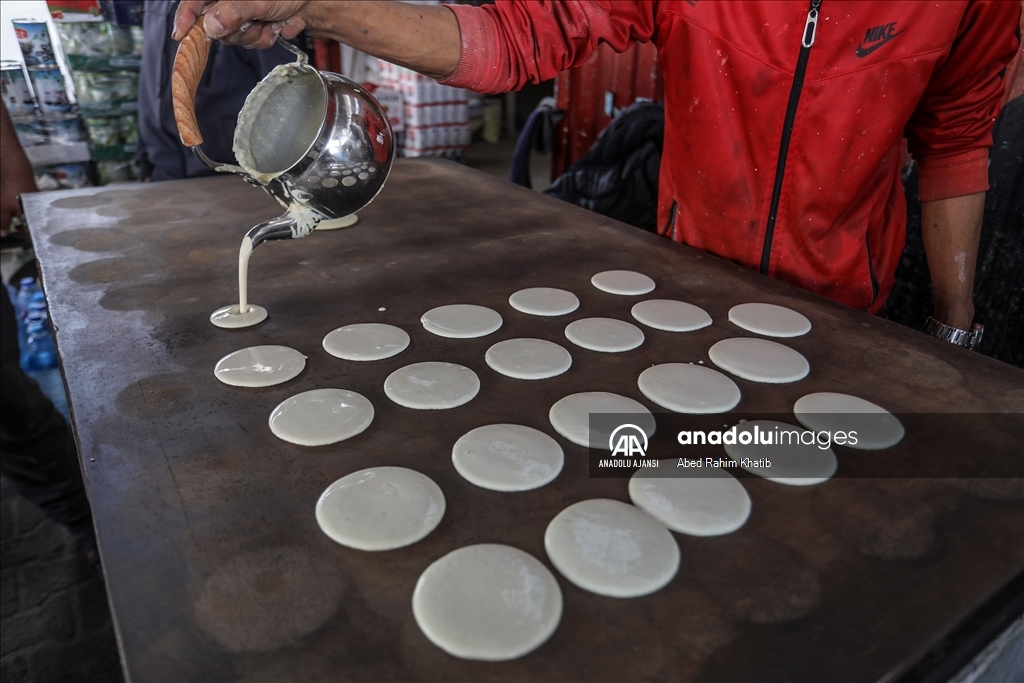 İsrail'in yardımların girişini durdurduğu Gazze Şeridi'nde Filistinliler sayıyla sebze alıyor