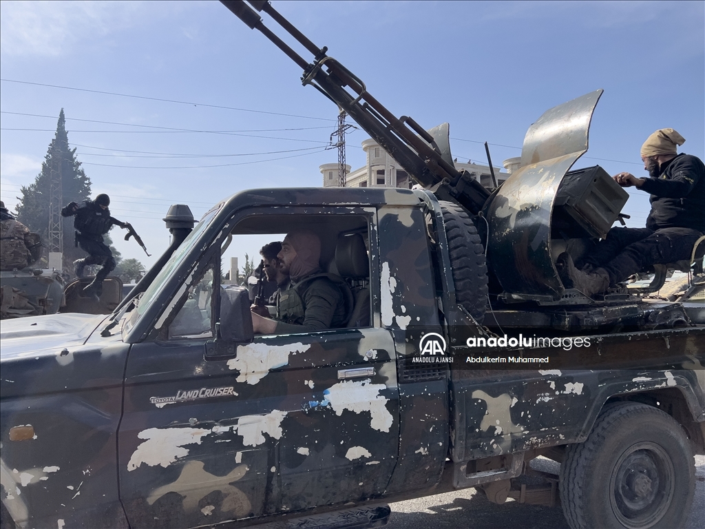 Suriye'nin Lazkiye ilinde devrik rejim güçlerine karşı operasyon düzenledi