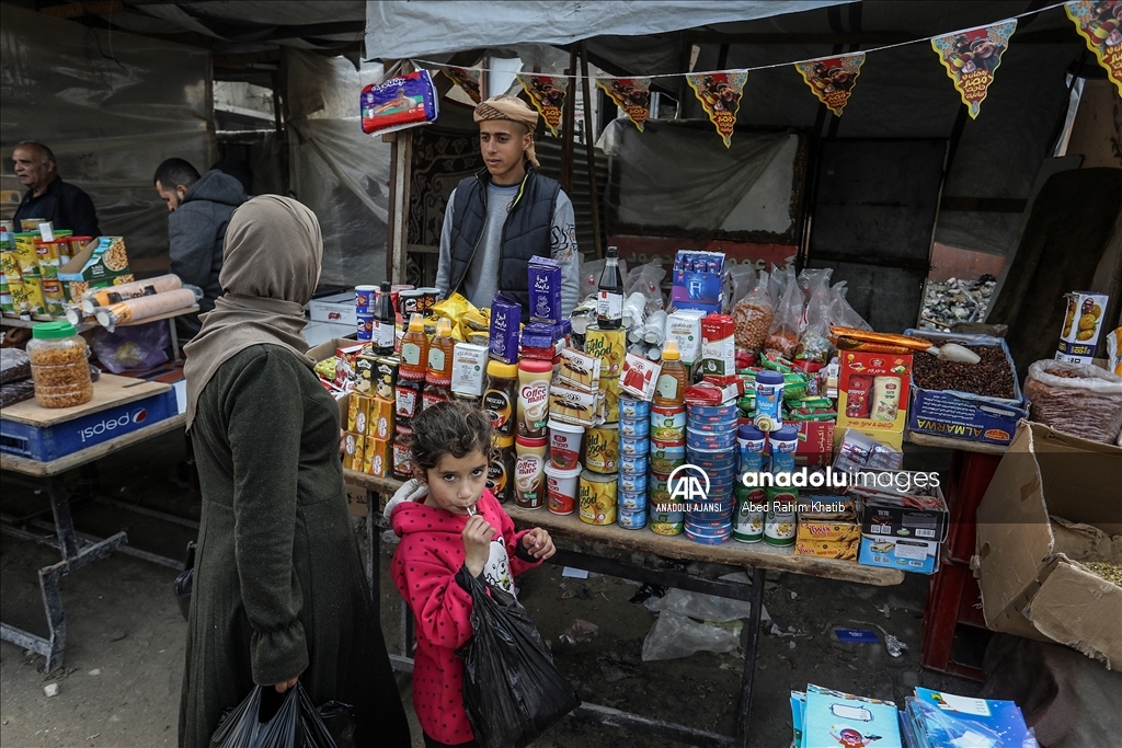 İsrail'in yardımların girişini durdurduğu Gazze Şeridi'nde Filistinliler sayıyla sebze alıyor