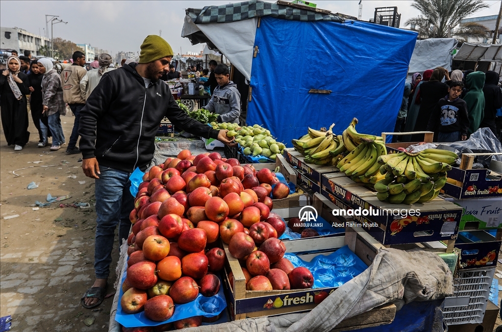 İsrail'in yardımların girişini durdurduğu Gazze Şeridi'nde Filistinliler sayıyla sebze alıyor