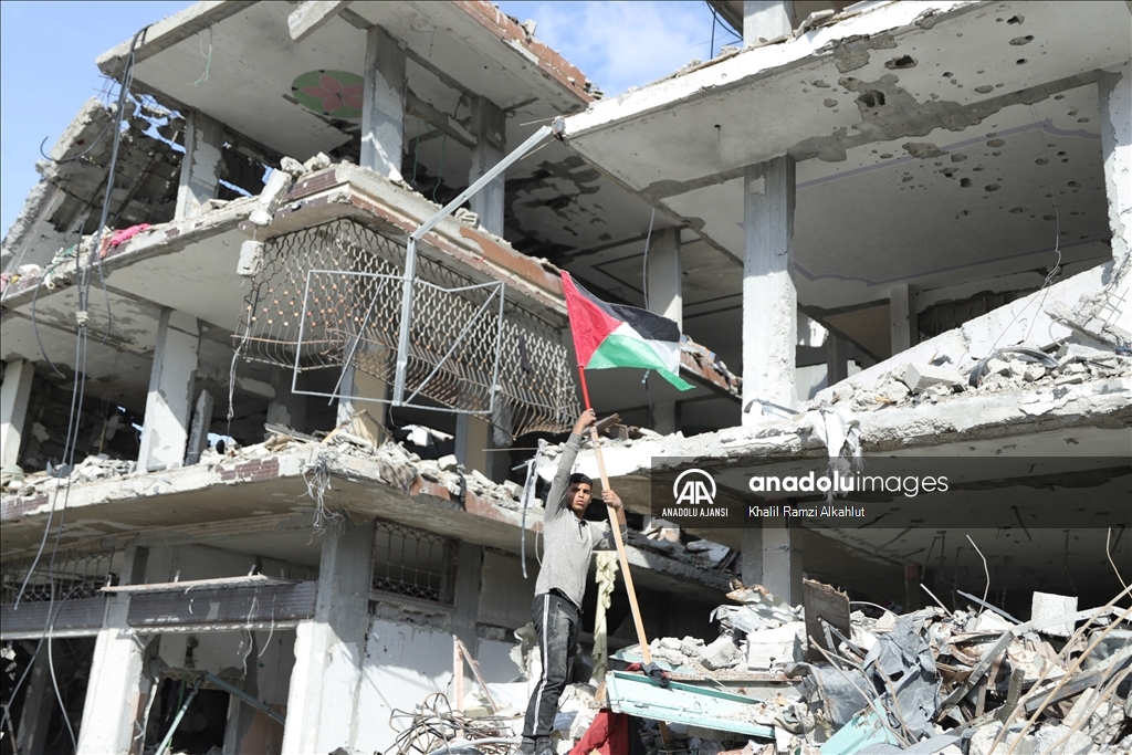 Gazze'nin Beyt Lahya kentindeki büyük yıkıma rağmen Filistinliler evlerine dönüşlerini sürdürüyor